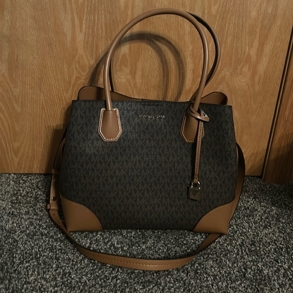 BRAND NEW MICHAEL KORS PURSE.